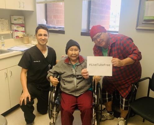 Patient with doctors with showing hastag #livetubefree